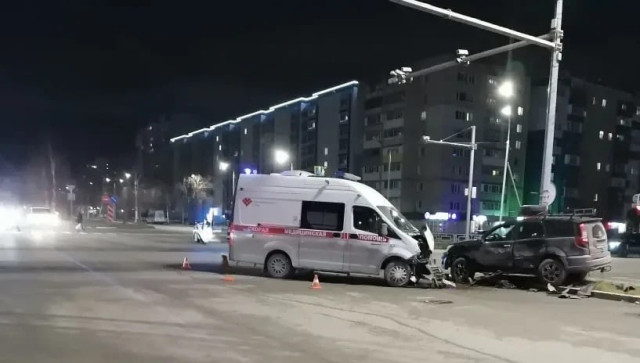 Водитель влетел в карету скорой помощи в Нижневартовске, есть пострадавший Водитель влетел в карету скорой помощи в Нижневартовске, есть пострадавший