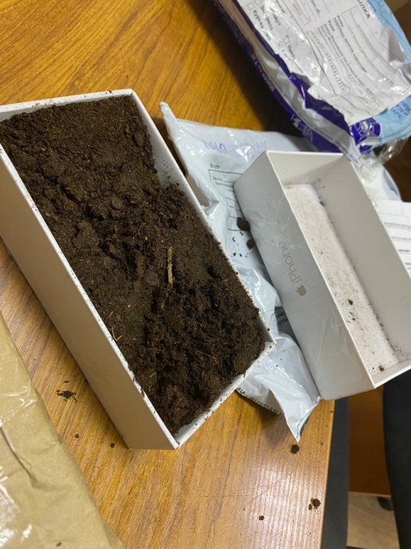 Житель ХМАО заказал телефоны, а получил коробки с землей — Сетевое ...