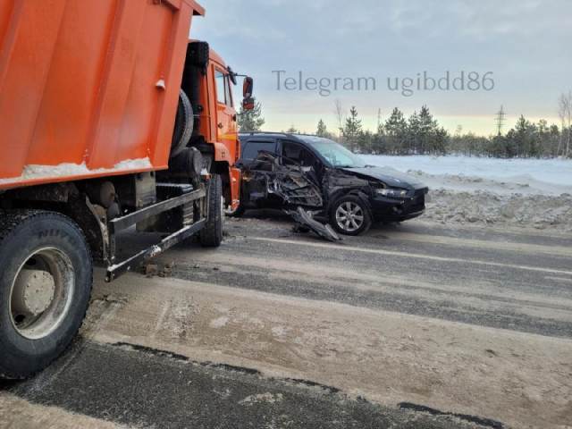 Ребенок и женщина отправились в больницу после жесткого ДТП с грузовиком в ХМАО Ребенок и женщина отправились в больницу после жесткого ДТП с грузовиком в ХМАО