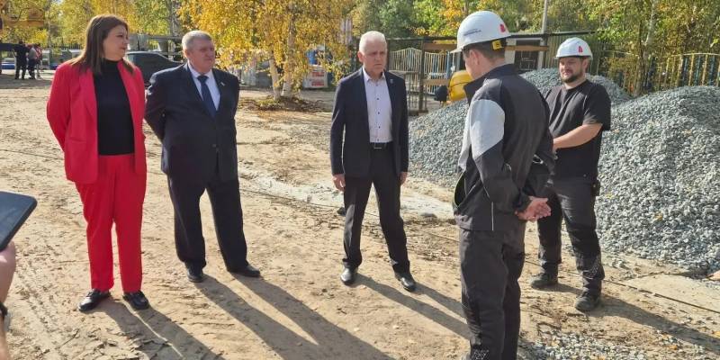 Партийный десант «Единой России» посетил строящийся бассейн в Федоровском Партийный десант «Единой России» посетил строящийся бассейн в Федоровском
