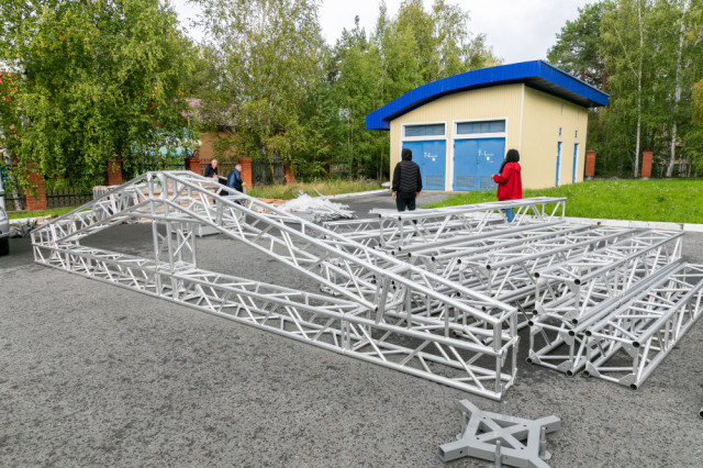 Районный центр культуры Сургутского района приобрел современный уличный сценический комплекс Районный центр культуры Сургутского района приобрел современный уличный сценический комплекс