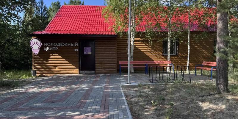 Партийный десант посетил Молодежный центр в деревне Русскинская