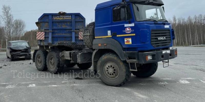 Жесткое ДТП с микроавтобусом и грузовиком произошло на трассе в ХМАО. Множество пострадавших