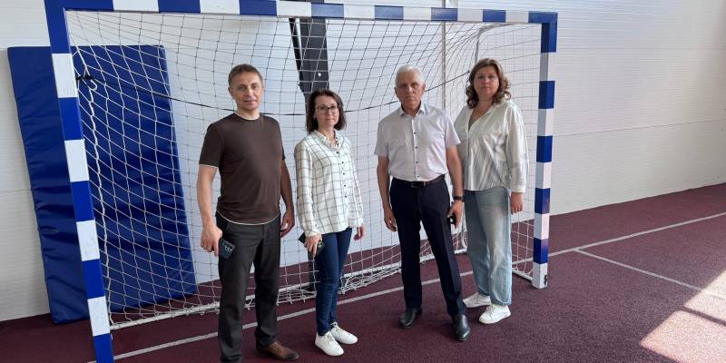 Партийный десант посетил спортивные объекты в деревне Русскинская Партийный десант посетил спортивные объекты в деревне Русскинская