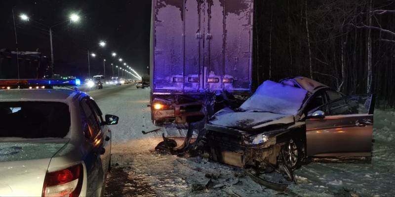 Смертельное ДТП в Сургуте: иномарка влетела в грузовик на Тюменском тракте