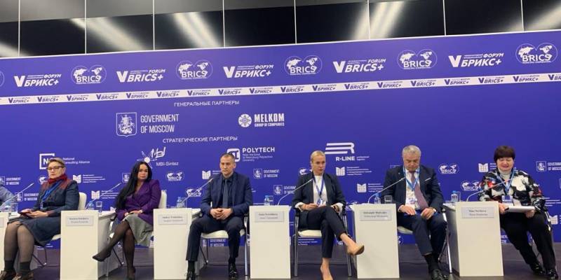 Глава Сургутского района рассказал на форуме БРИКС+ как строить школы и спортобъекты