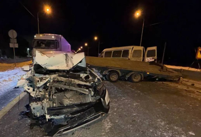 Пострадали дети: в жесткое ДТП попала семья из Сургута на трассе в Тюменской области