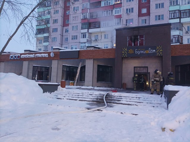 В Сургуте пожар уничтожил корейский ресторан и пекарню