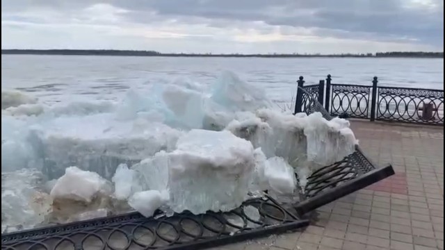 Глыбы льда сминают ограждения на набережной в Сургуте