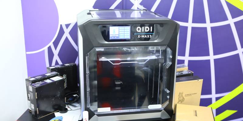 В ХМАО в молодежном центре на 3d-принтере печатают детали дронов для СВО