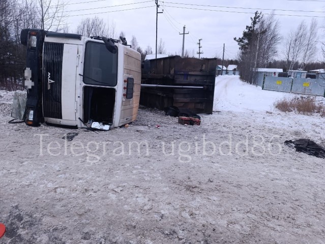 В ХМАО неопытный водитель опрокинул грузовик. Пострадали люди