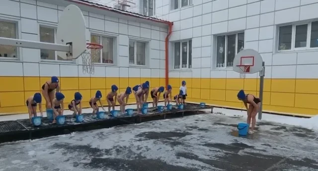 КриоДетки: массовые обливания холодной водой устраивают в детских садах Тюмени