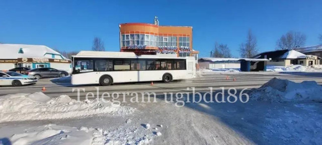 Девушка упала под колеса автобуса в Нижневартовске