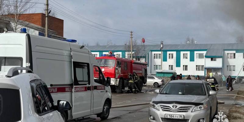 В Лянторе двух человек спасли во время пожара в многоквартирном доме