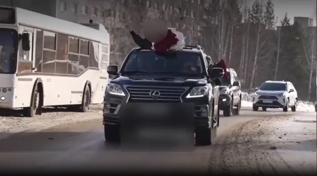 Жителя Нефтеюганска оштрафовали за опасную рекламу с Lexus и букетами роз Жителя Нефтеюганска оштрафовали за опасную рекламу с Lexus и букетами роз