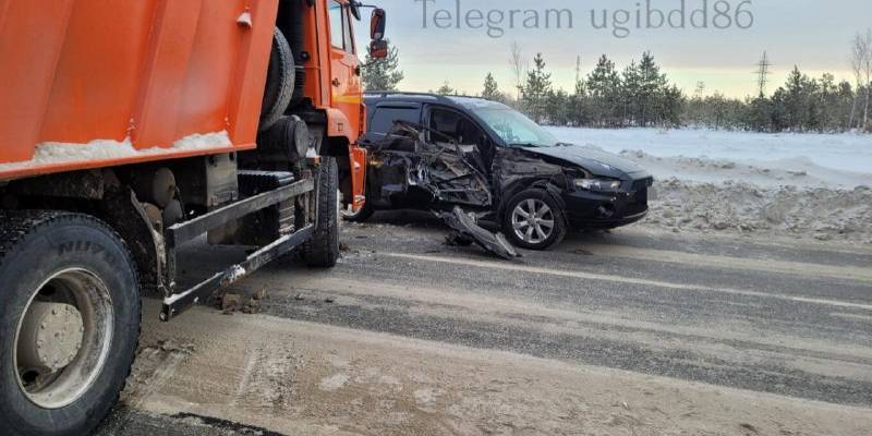 Ребенок и женщина отправились в больницу после жесткого ДТП с грузовиком в ХМАО