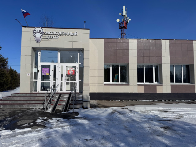 Партийцы и молодогвардейцы посетили районный молодежный центр в Лянторе.
