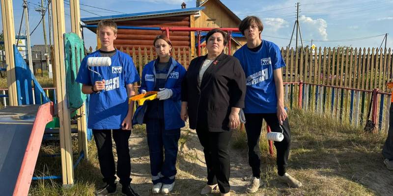 ​Волонтеры «Молодой Гвардии» преобразили детскую площадку в селе Сытомино