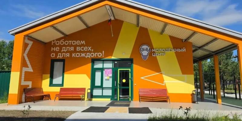 Партийный десант оценил Молодежный центр в Ульт-Ягуне