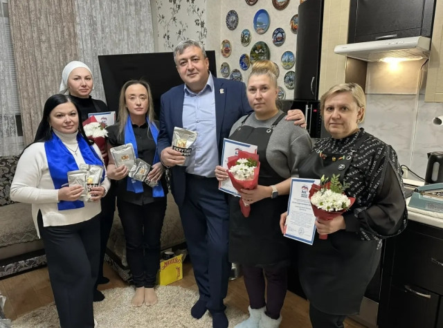 В Лянторе передали оборудование для волонтёров, готовящих посылки военнослужащим В Лянторе передали оборудование для волонтёров, готовящих посылки военнослужащим