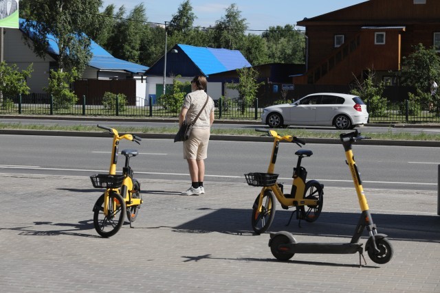 В Нижневартовске автоледи сбила и переехала самокатчика. Жуткое видео