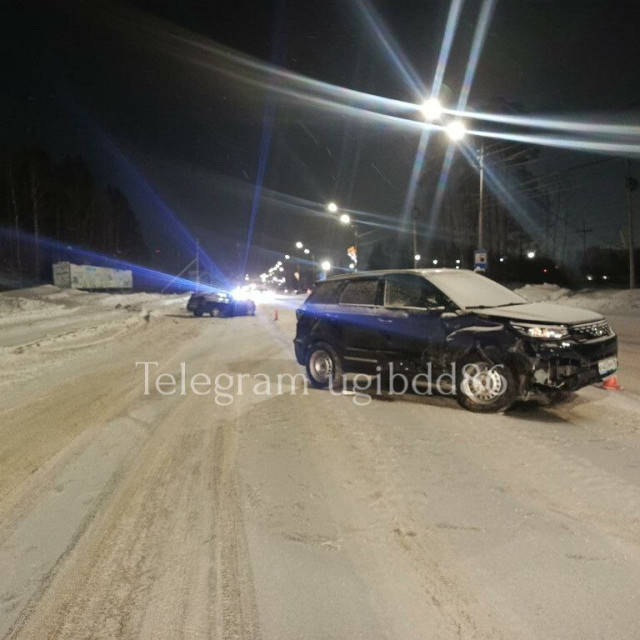 &laquo;Лада&raquo; всмятку: неудачный маневр привел к ДТП с двумя пострадавшими в Пыть-Яхе