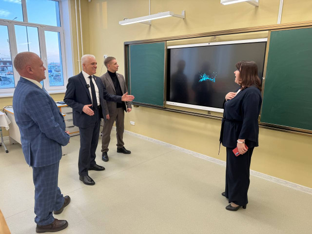 В Белом Яре партийцы осмотрели современную школу на 1100 мест