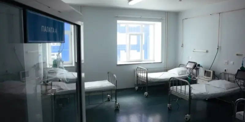 В Сургуте школьник рухнул в открытый канализационный колодец, мальчика госпитализировали