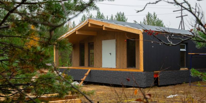 В Сургутском районе устанавливают новую лыжную базу