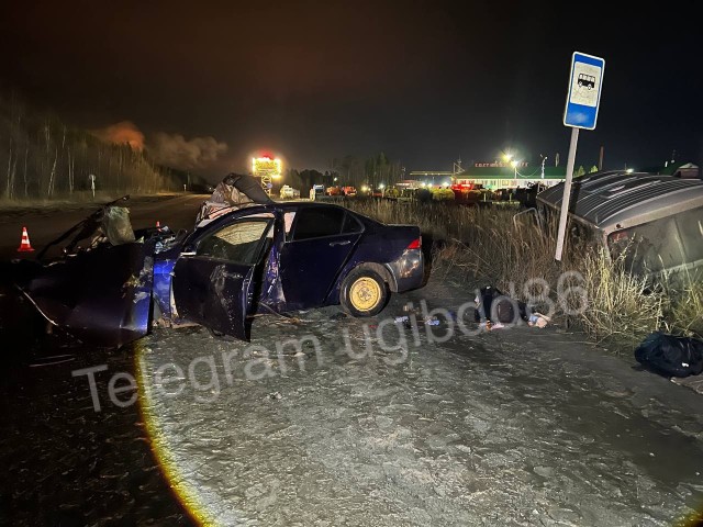 В ХМАО из-за лихача на иномарке автобус вылетел в кювет