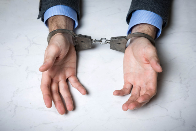 В ХМАО силовик пытался подкупить избитого им подозреваемого и его жену