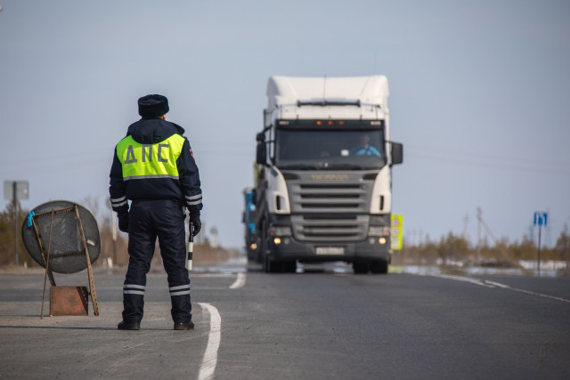 В ХМАО полицейские помогли двум водителям выбраться из кювета В ХМАО полицейские помогли двум водителям выбраться из кювета