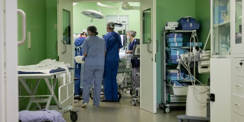 В ХМАО ребенок упал с дерева и едва не лишился важного органа