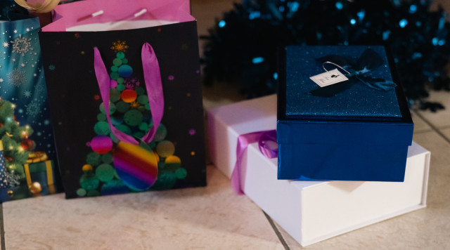 Алкоголь и живая змея: жители ХМАО назвали топ неудачных подарков на Новый год