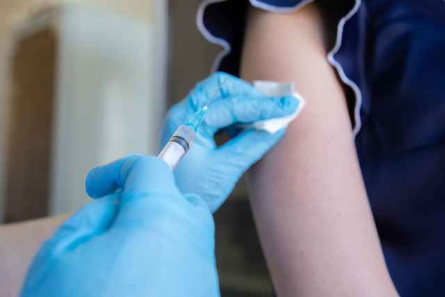 В ХМАО ввели обязательную вакцинацию от смертельной болезни, которую переносят комары