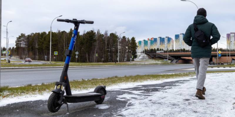 Жителя ХМАО осудили за езду на электросамокате без прав