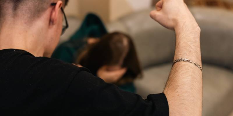 Оттаскал за волосы и избил: житель ХМАО отделался обязательными работами за драку со знакомой