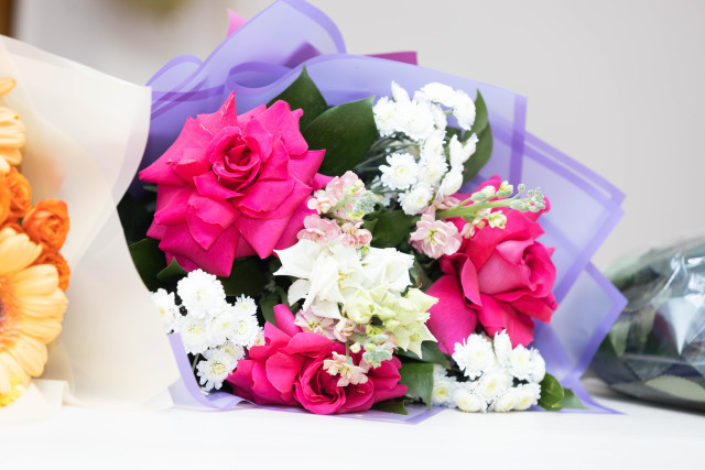 Жительницы ХМАО мечтают получить в подарок путевки и деньги, а им дарят цветы и конфеты