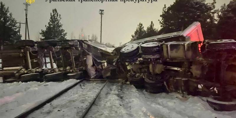 В ХМАО поезд столкнулся с грузовиком