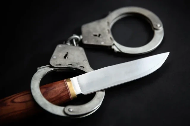 Раненный ножом в грудь житель Сургута подрался с полицейским Раненный ножом в грудь житель Сургута подрался с полицейским