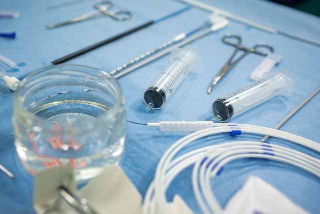 В ХМАО пятилетняя девочка проглотила пальчиковую батарейку ради изучения мира