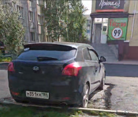 В Сургуте дорожники обложили новый асфальт вокруг припаркованного авто В Сургуте дорожники обложили новый асфальт вокруг припаркованного авто