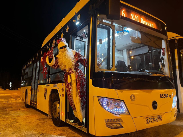 Контролеры автобусов в городе ХМАО нарядились Дедами Морозами и Снегурочками