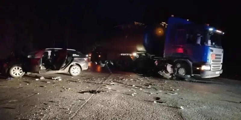 В ХМАО молодой водитель погиб после столкновения с фурой