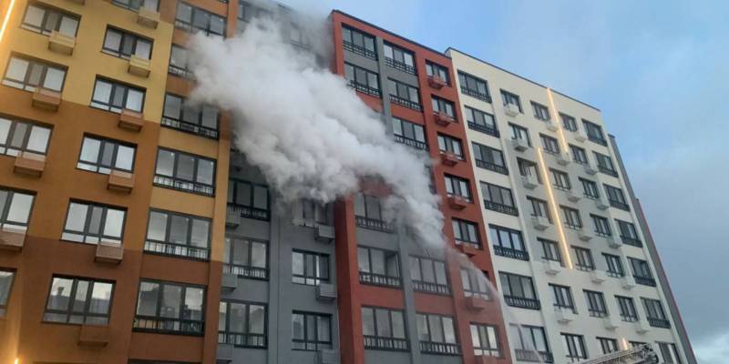 В ХМАО находившийся в отпуске спасатель вывел людей из горящего дома