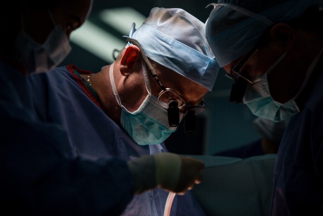 Хирург из ХМАО спас бойца из Африки на СВО