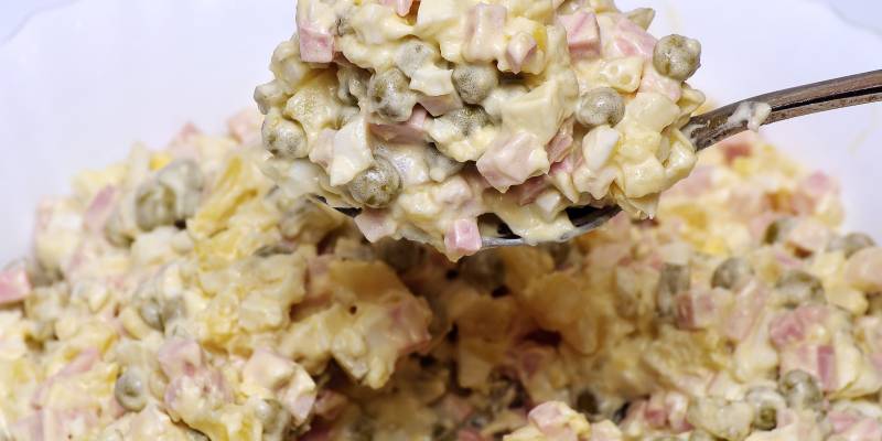 Берегись салата: врачи ХМАО назвали правила первой помощи при отравлении