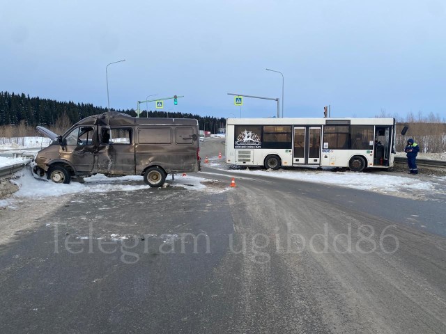 В Ханты-Мансийске газель въехала в пассажирский автобус