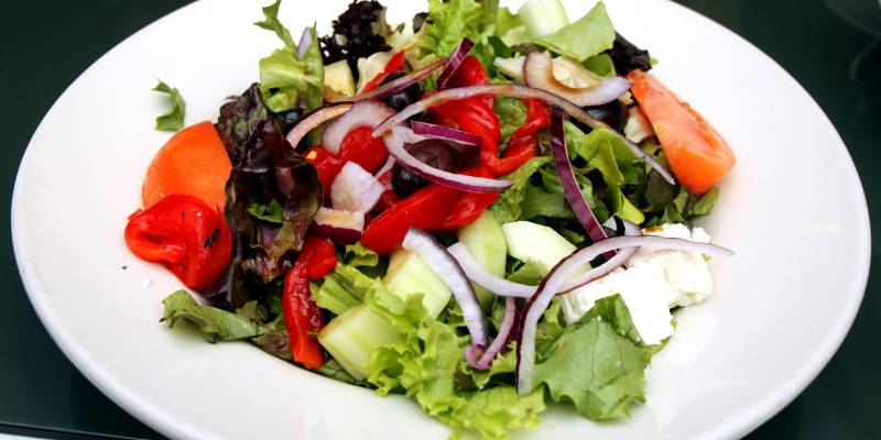 Прошлогодний оливье: жителям ХМАО рассказали, как долго могут храниться салаты