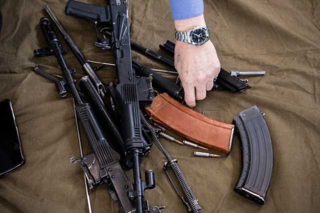 В Тюменской области ФСБ накрыла подпольную фабрику по переделке оружия